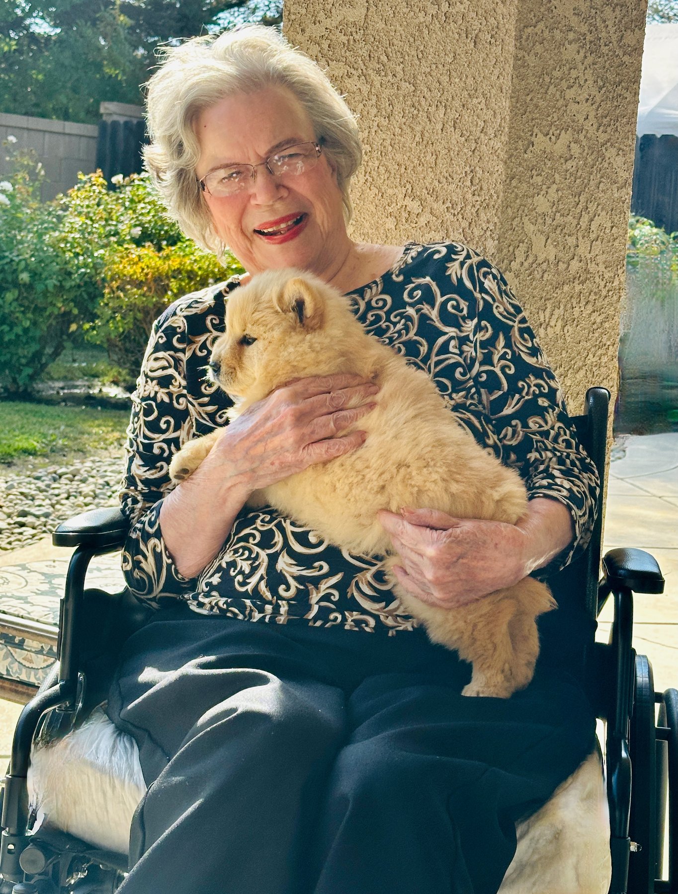A resident with a visiting therapy dog